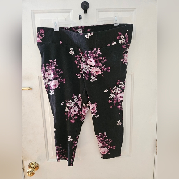 torrid Pants - Torrid floral capris size 3R